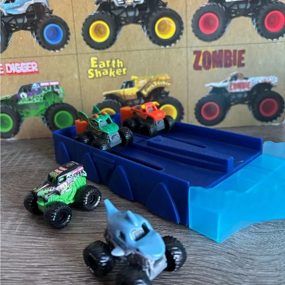 Monster Jam Mini Megalodon Race & Chomp Track - Picture 4 of 9